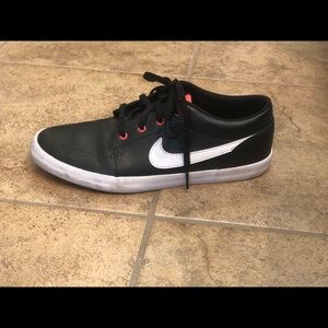 Nike women’s shoe size 7